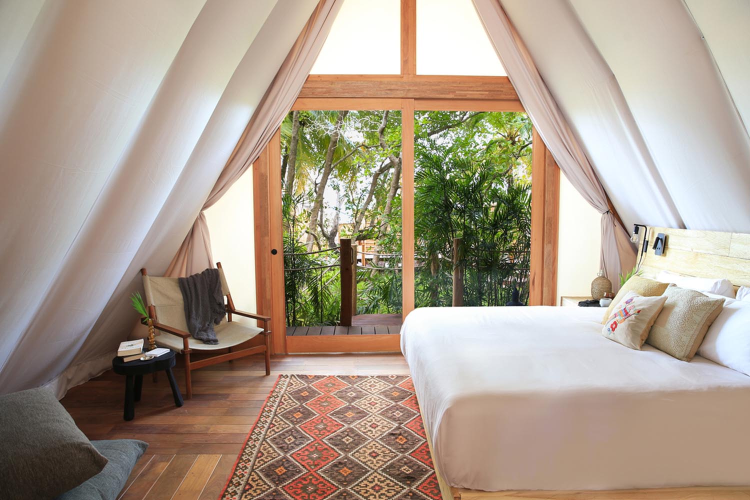 Lagoon Breeze Room LuxuriaVacations