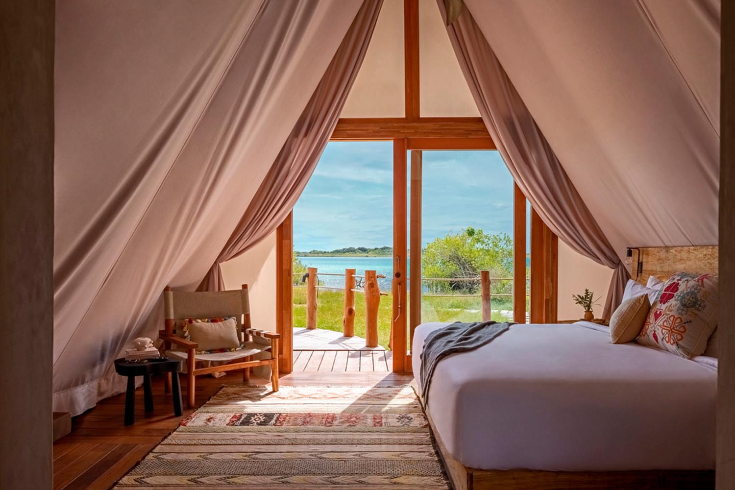 Lagoon Room LuxuriaVacations