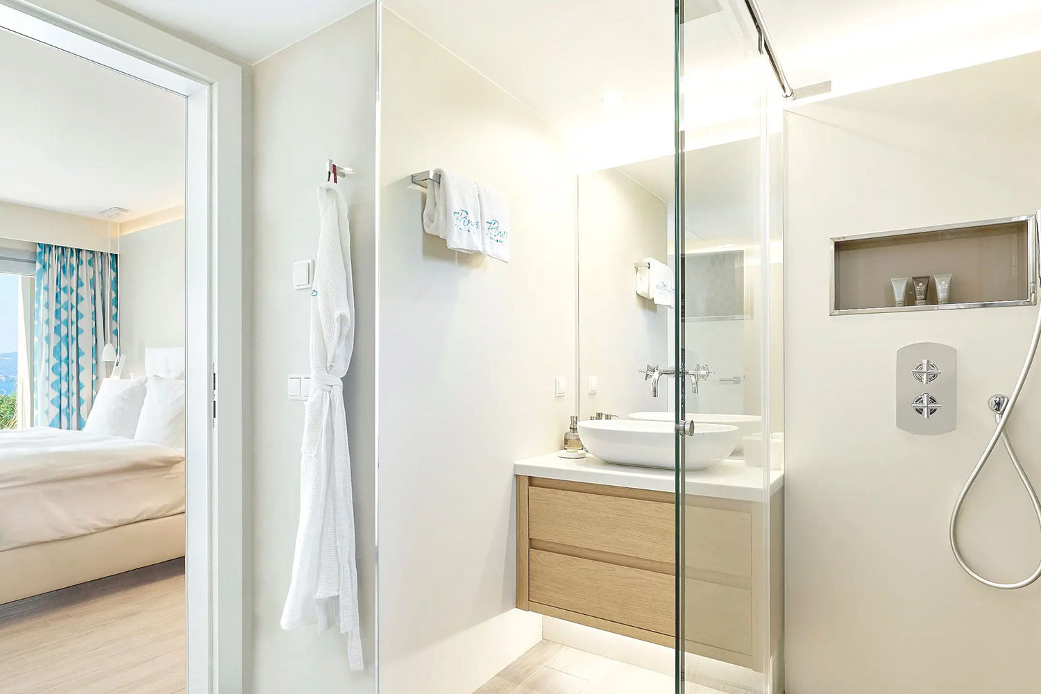 Laguna Infinity Suite LuxuriaVacations