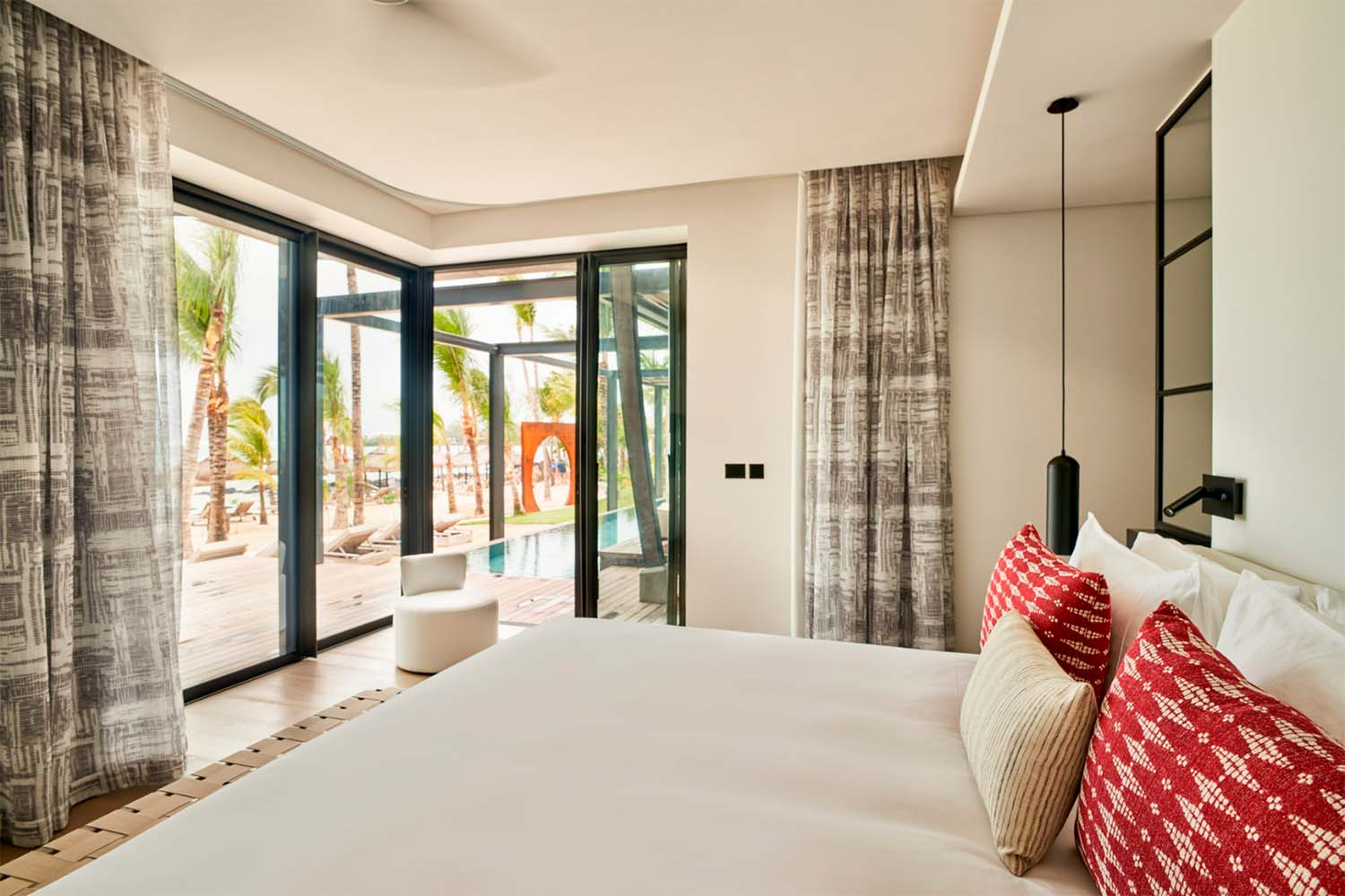 LUX* BEACHFRONT POOL VILLA, 240 M2, KING SIZE BED LuxuriaVacations