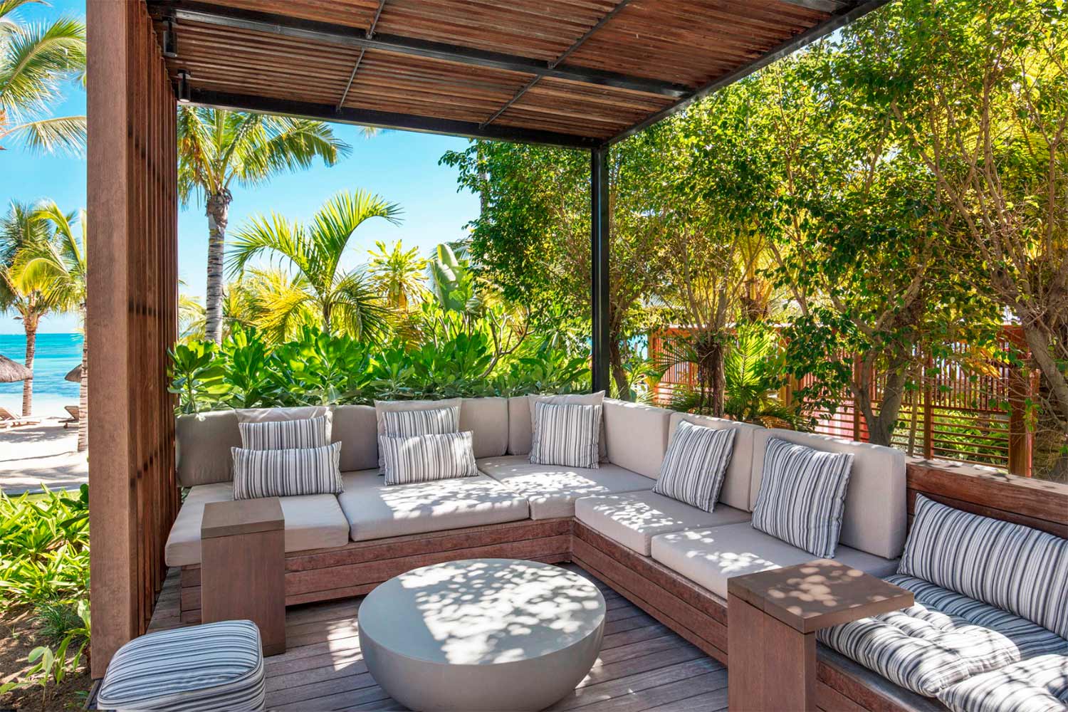 LUX* BEACHFRONT POOL VILLA, 240 M2, KING SIZE BED LuxuriaVacations