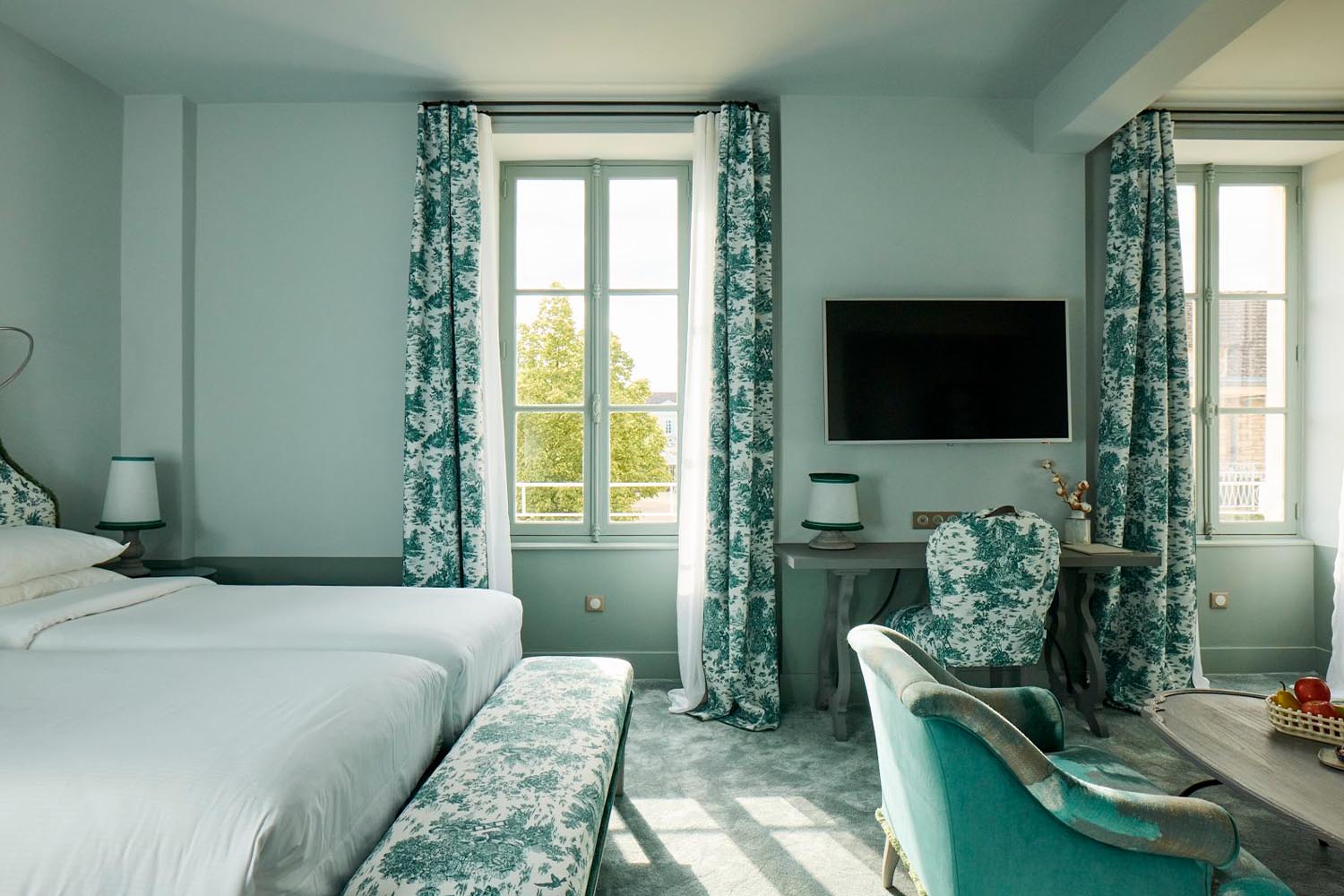 MANOIR LuxuriaVacations