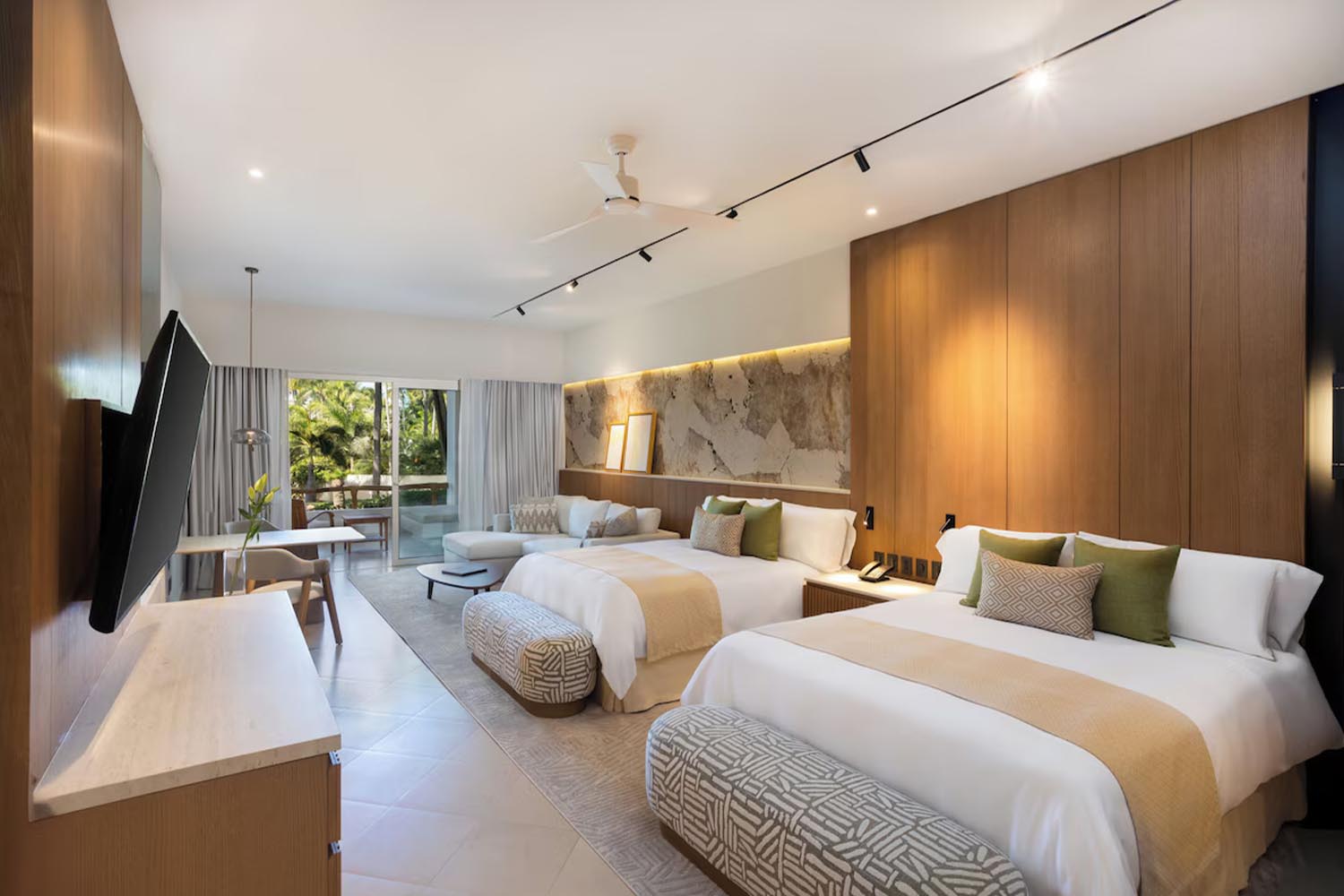 Master / Parlor Pool View LuxuriaVacations