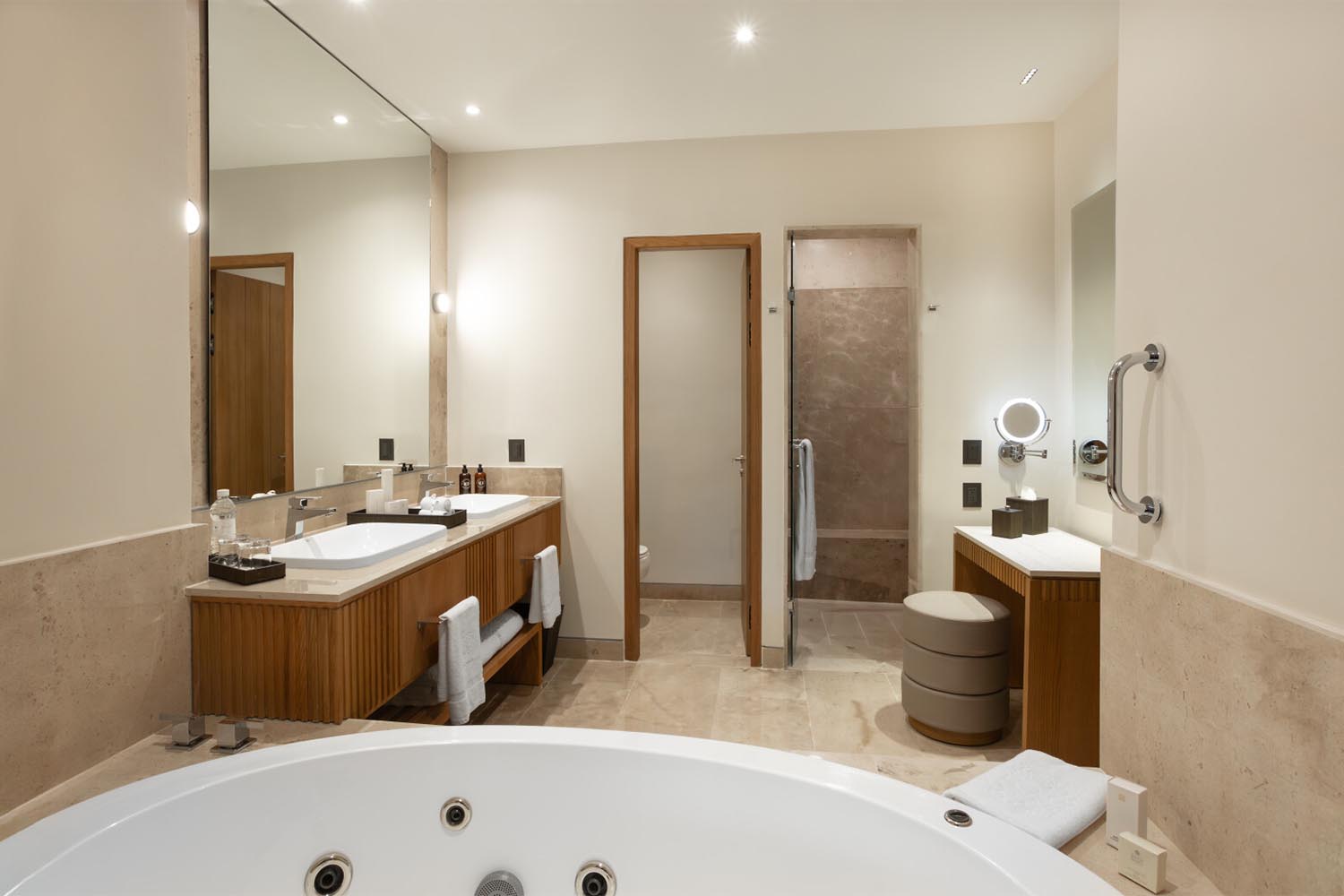 Master / Parlor Pool View LuxuriaVacations