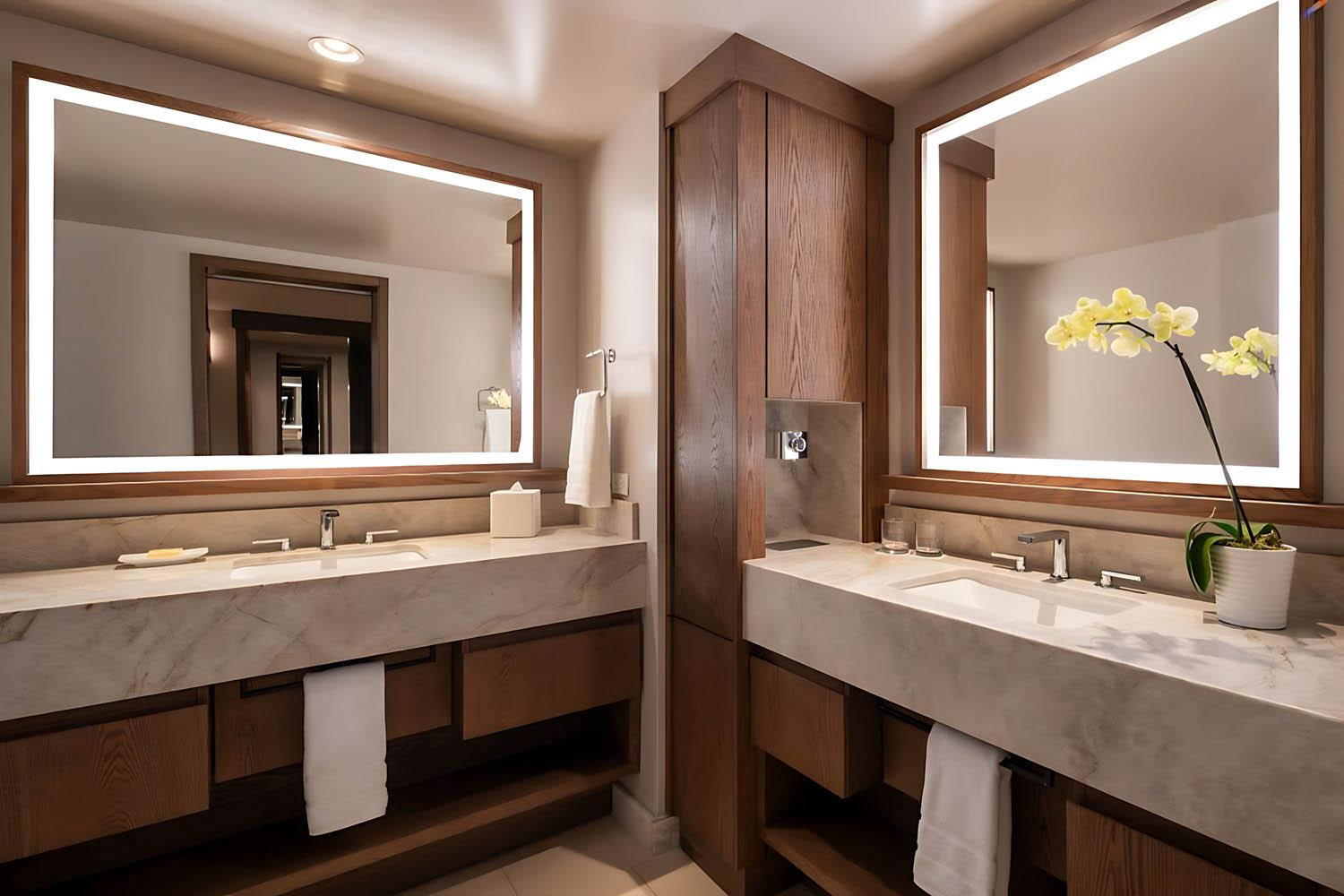 Newly Renovated Deluxe Guest room, 2 Double, Oceanfront, Main Tower, Balcony LuxuriaVacations