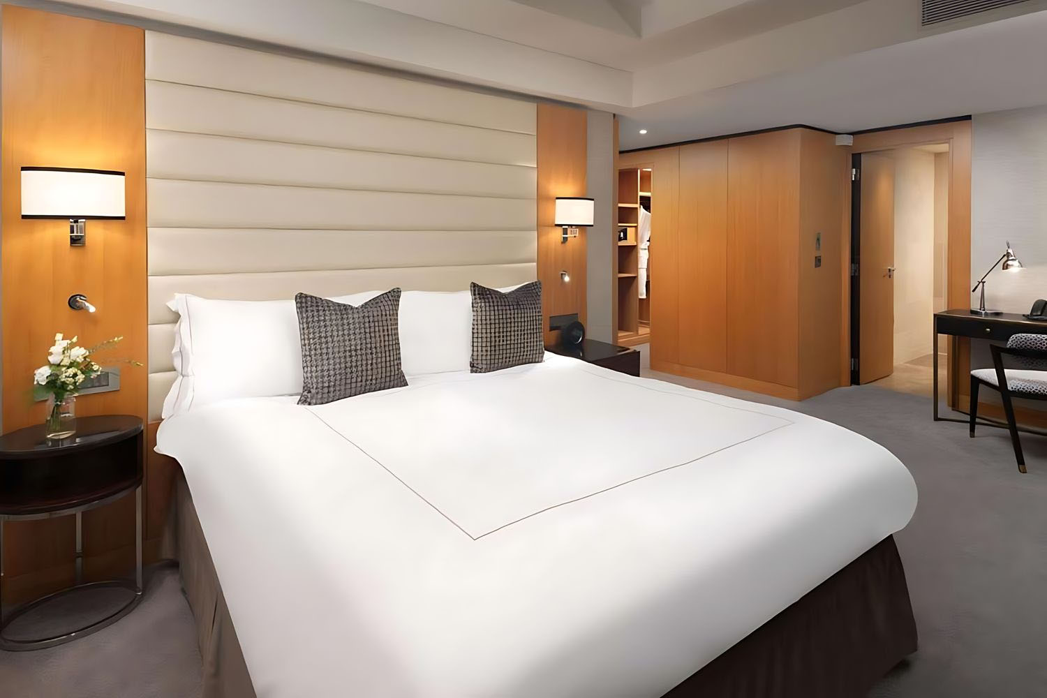One Bedroom Deluxe Suite with Lounge Access LuxuriaVacations
