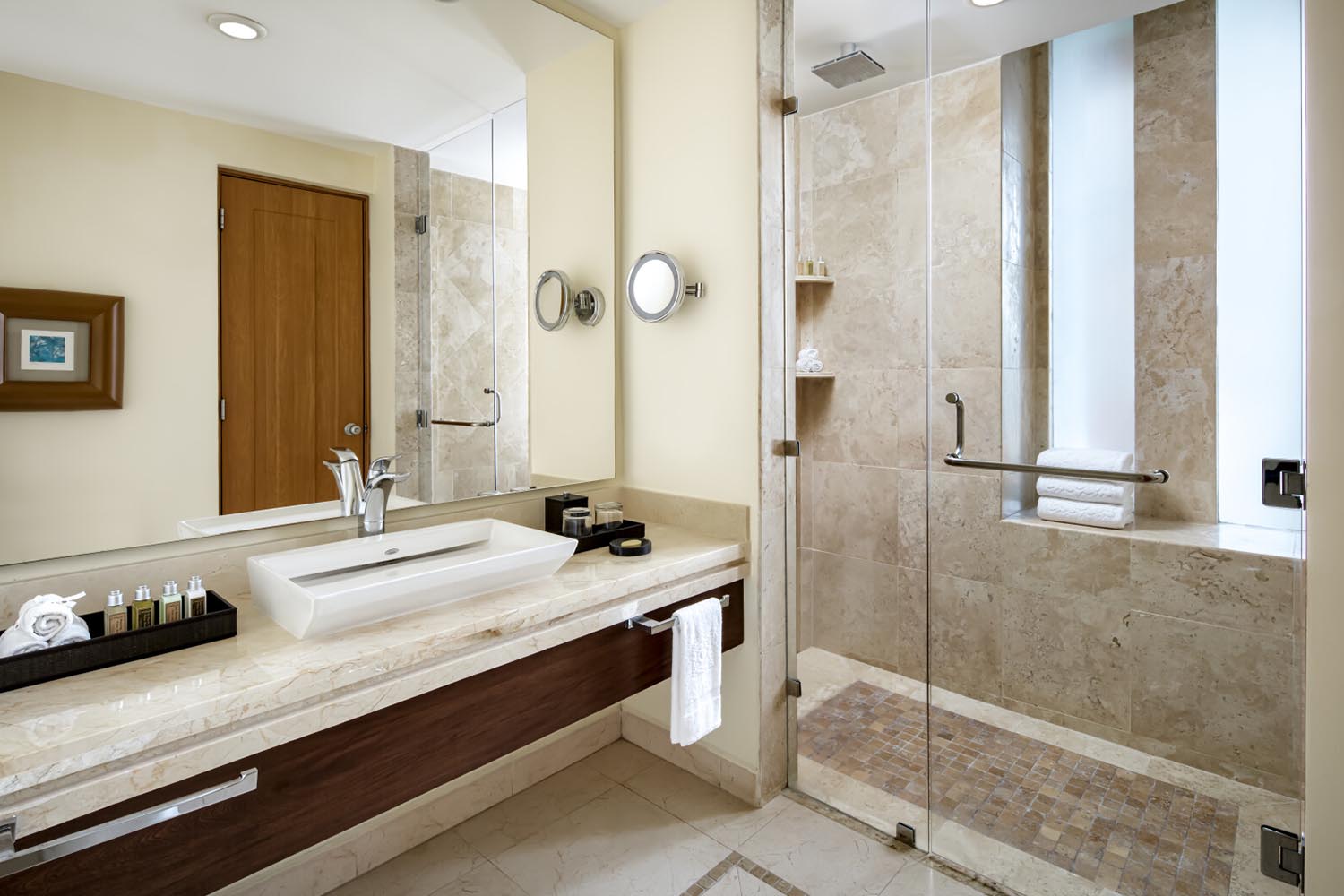 One-Bedroom Governor Suite LuxuriaVacations