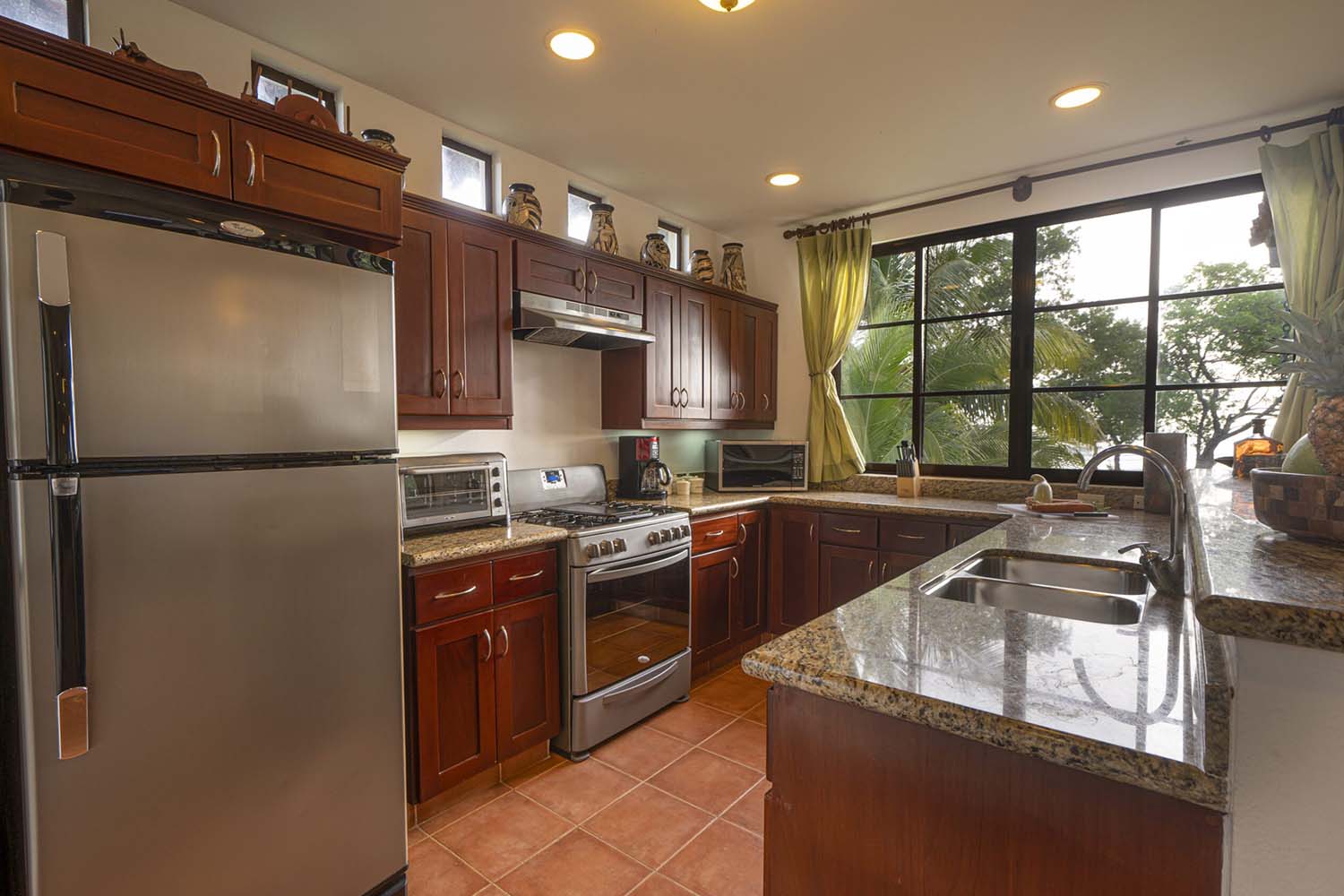 Pacific Condo 4C LuxuriaVacations