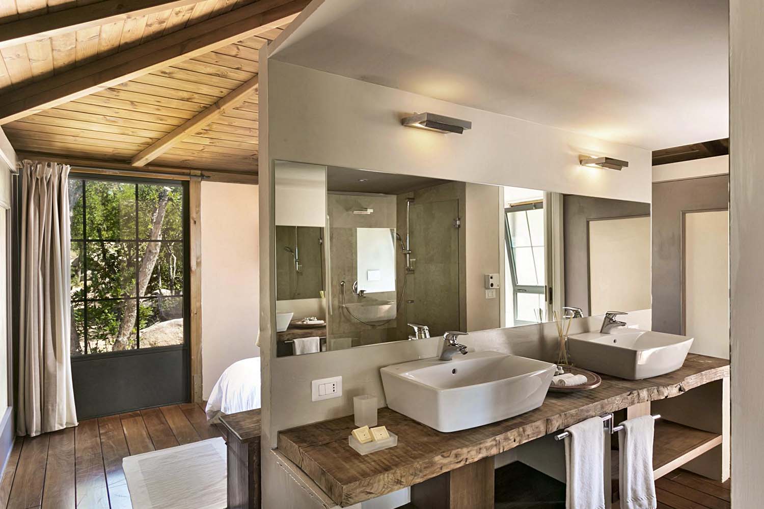 Pool Suite LuxuriaVacations