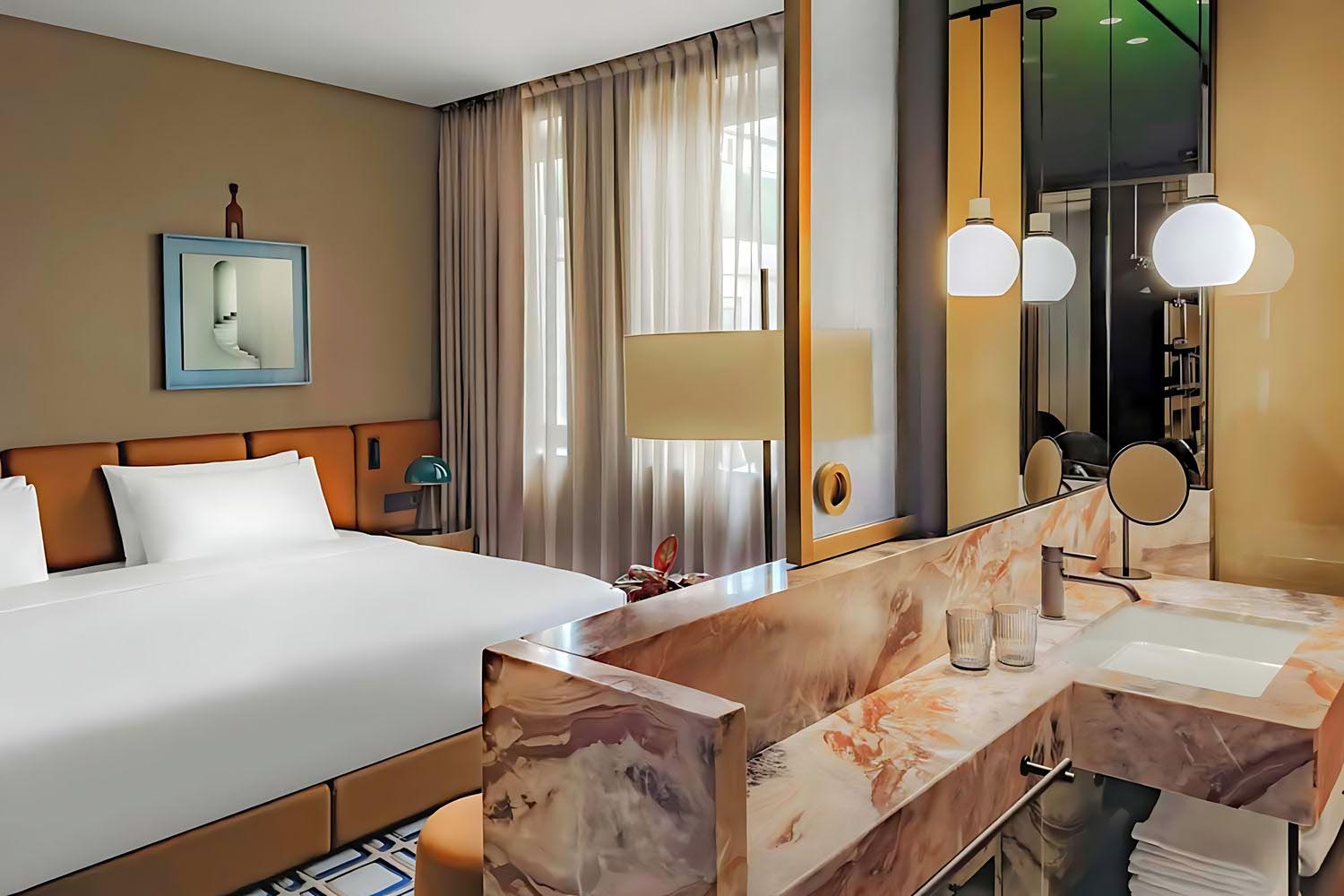Premiere Guest room, 1 King LuxuriaVacations