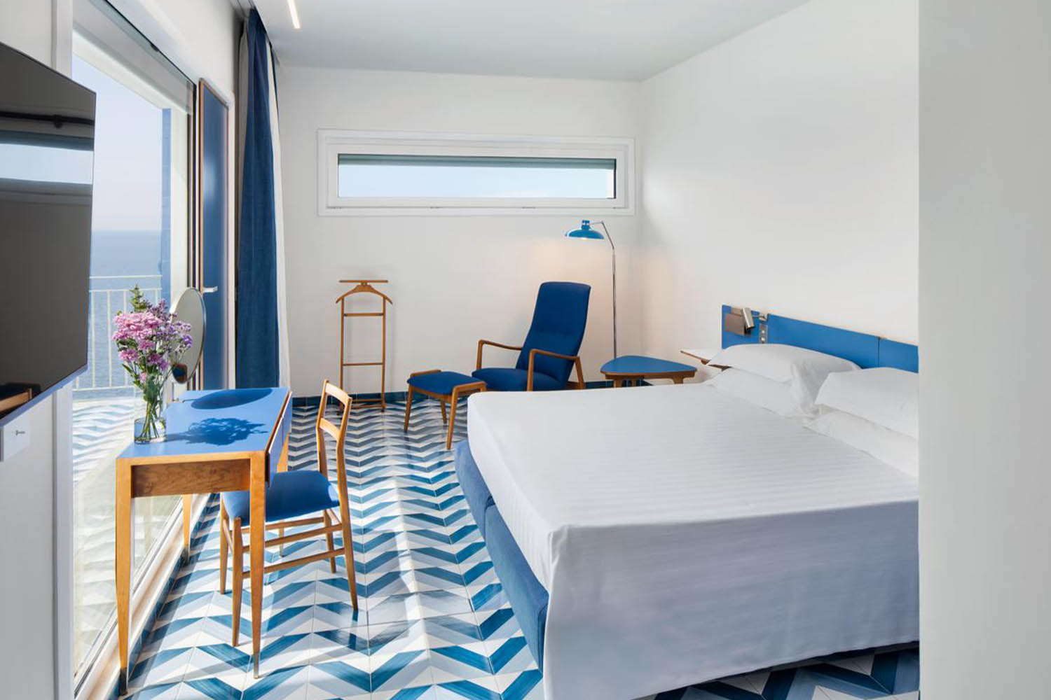 Sea view suite LuxuriaVacations