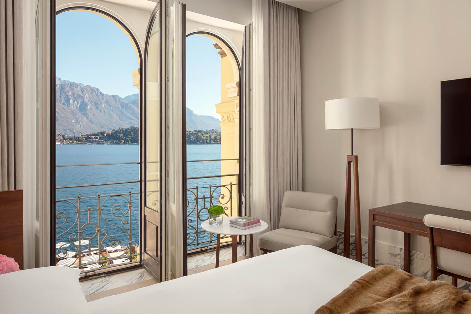 Standard, Lake View, Guest room, 1 King LuxuriaVacations