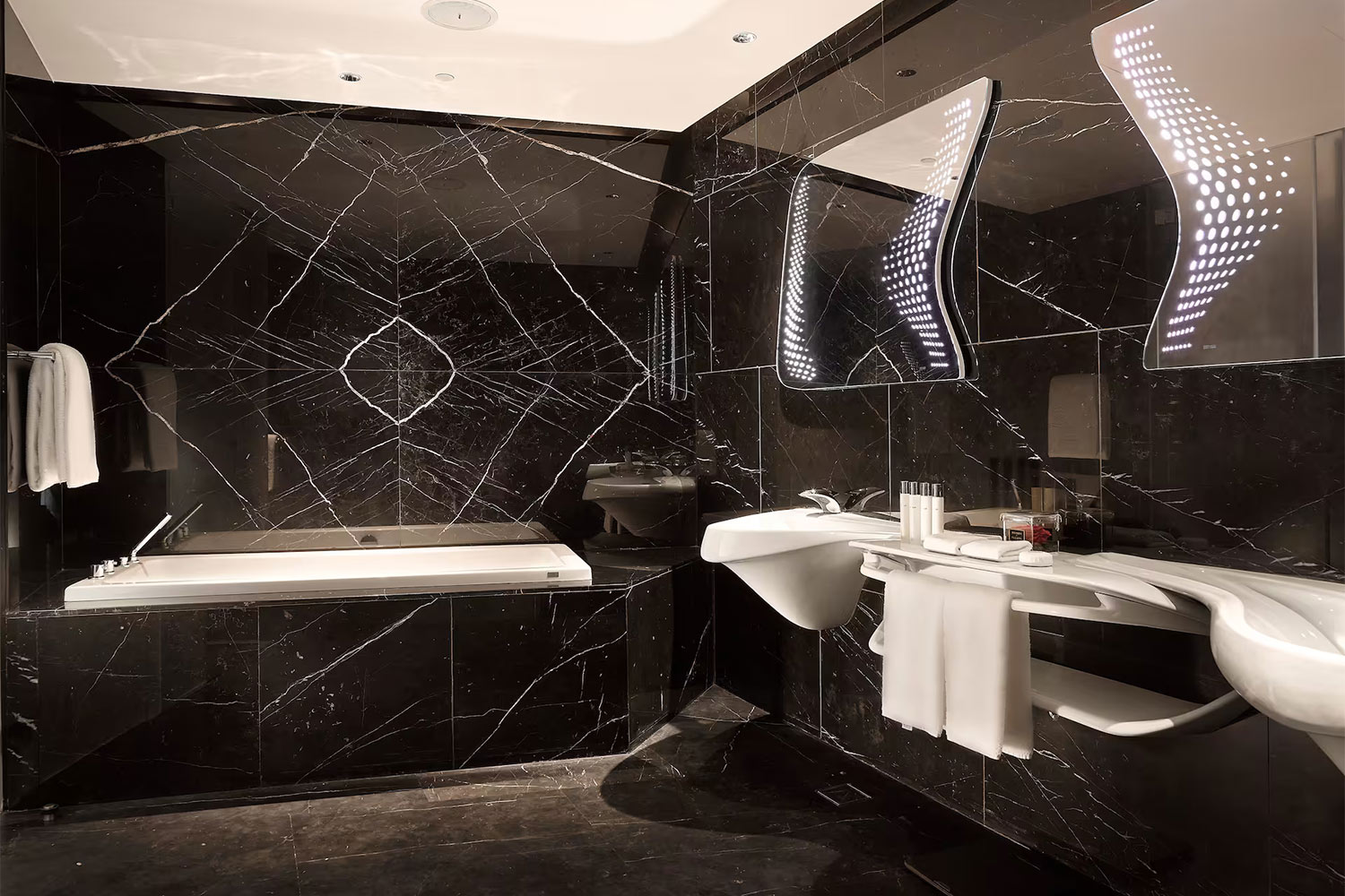 Studio ME+ Jacuzzi LuxuriaVacations