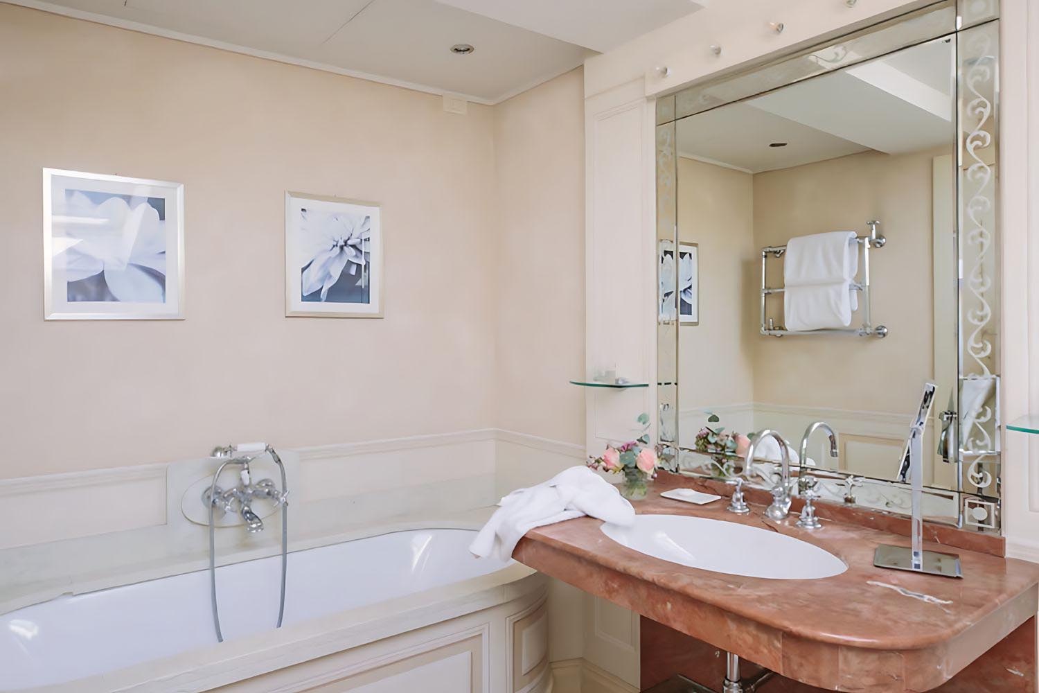 Suite Cavour LuxuriaVacations