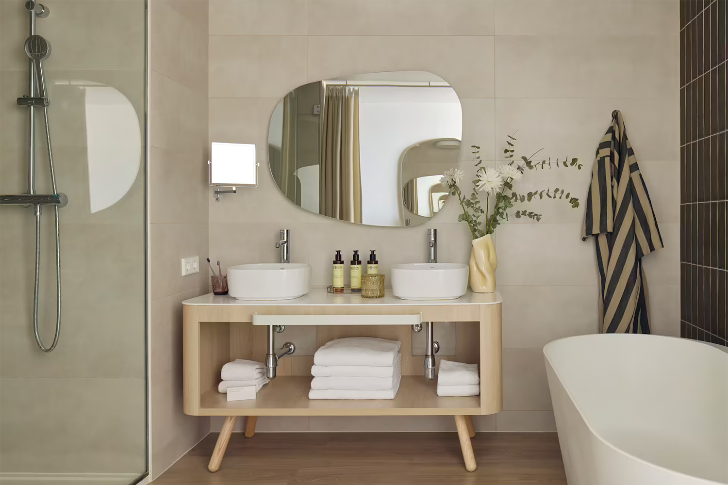 Superior ME Sea View & Bathtub LuxuriaVacations