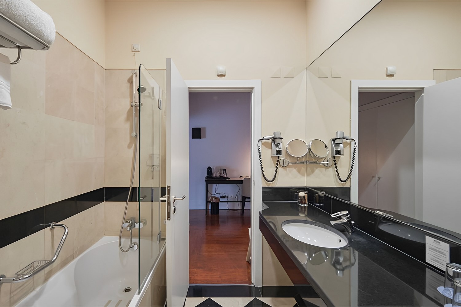 Superior Suite LuxuriaVacations