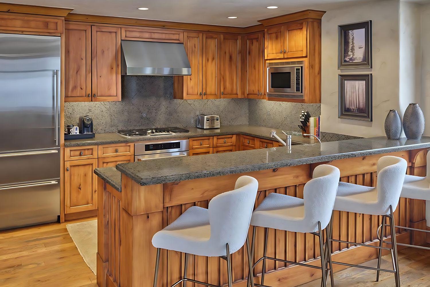 Valley View 3 Bedroom Penthouse Suite, Balcony, Fireplace LuxuriaVacations