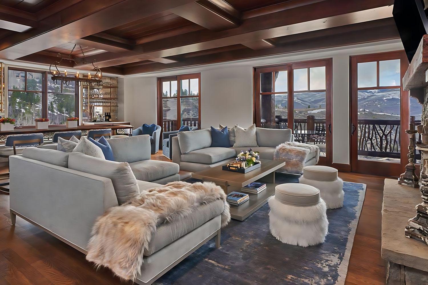 Valley View 3 Bedroom Penthouse Suite, Balcony, Fireplace (Queen bunk, and 3 Twin bunk)) LuxuriaVacations
